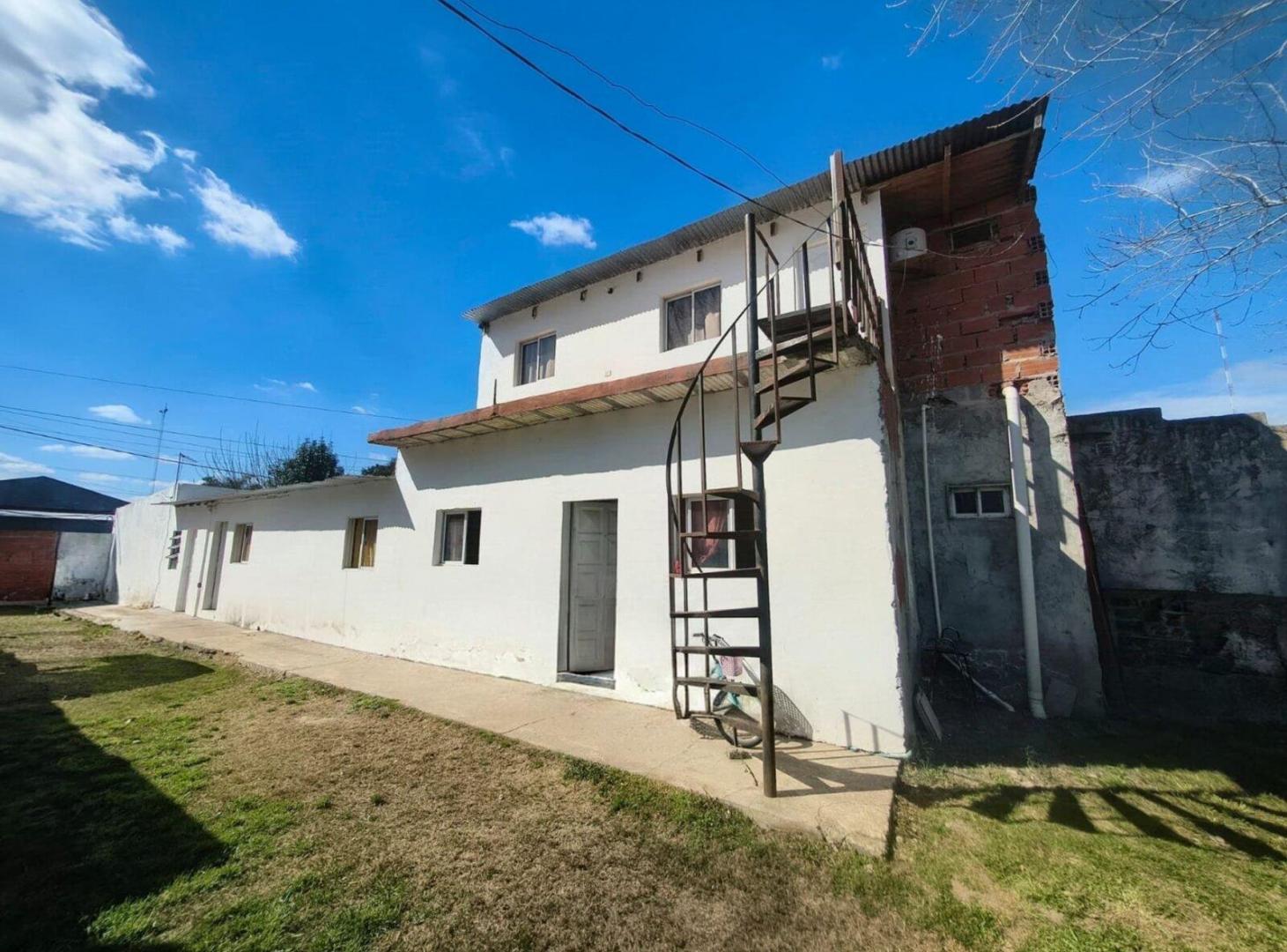 Foto de VENTA DE 4 DEPTOS LOTE DE 320 MTR PILAR, imagen 1