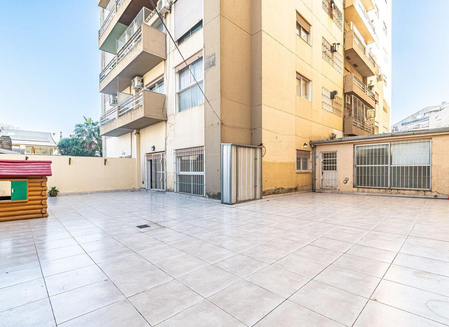 Foto de VENTA DEPTO 3 AMB DEVOTO CON ESTUDIO Y PATIO, imagen 1