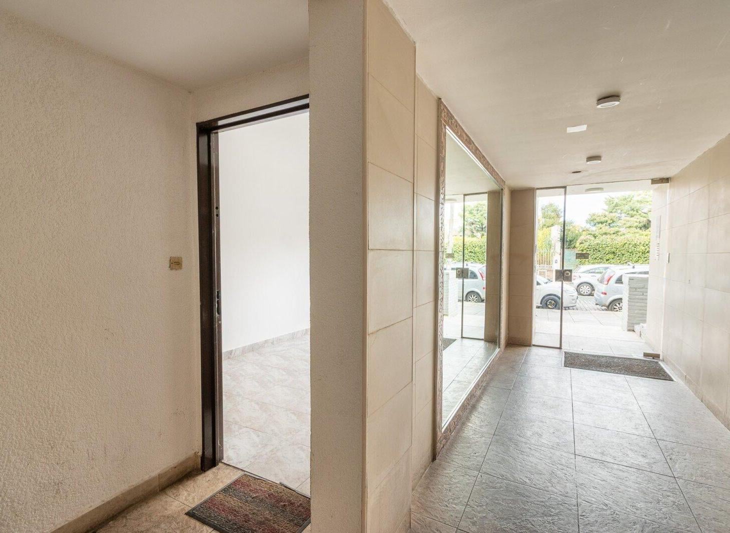 Foto de Venta depto. 3 amb con patio, cochera San Isidro centro, imagen 2