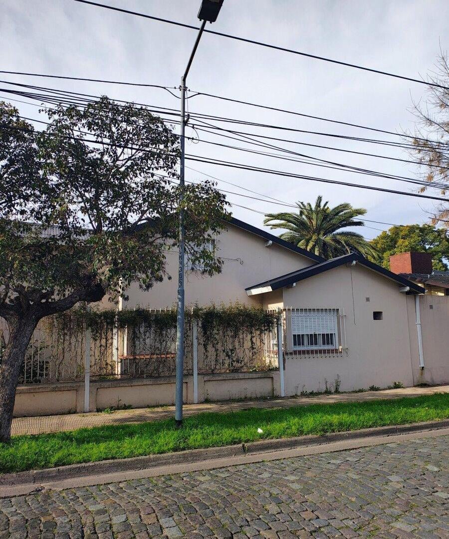 Foto de VENTA CASA 4 AMB VILLA BALLESTER. LOTE PROPIO Con Cochera, parrilla y, imagen 1