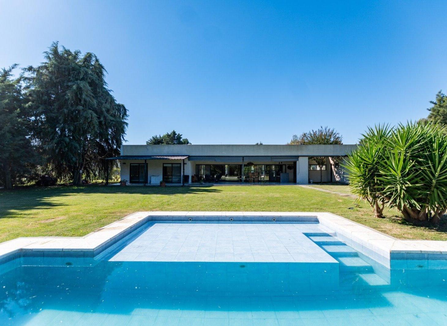 Foto de Venta Casa 6 amb c/pileta/parque y gran lote en Haras del Sur – Pilar, imagen 2