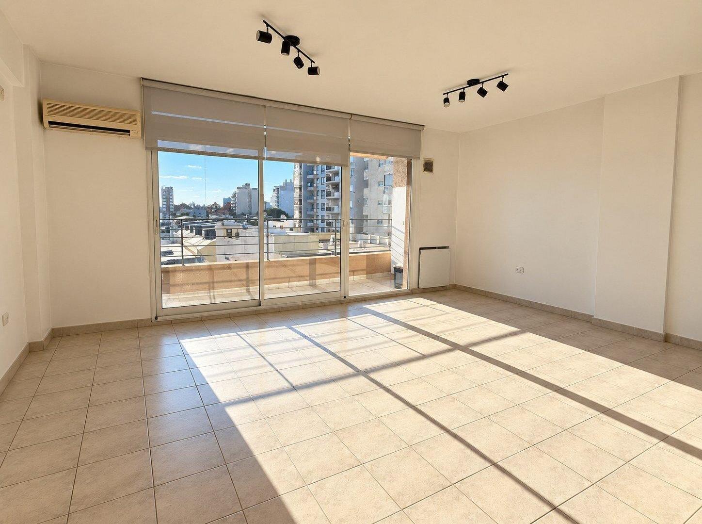 Foto de ALQUILER DEPARTAMENTO 2 AMBIENTES CON COCHERA EN VILLA PUEYRREDON, imagen 1