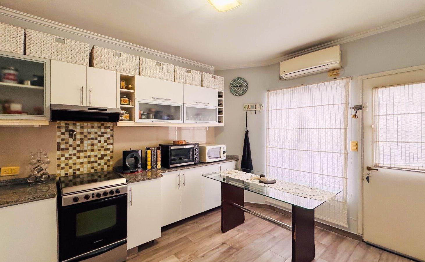 Foto de Venta | DÚPLEX 4 AMBIENTES | Patio, Parrilla, Cochera con Portón, imagen 4