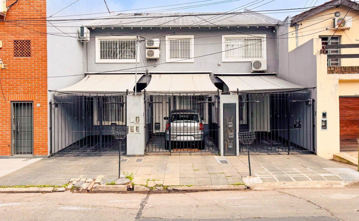 Foto de Venta | DÚPLEX 4 AMBIENTES | Patio, Parrilla, Cochera con Portón, imagen 3