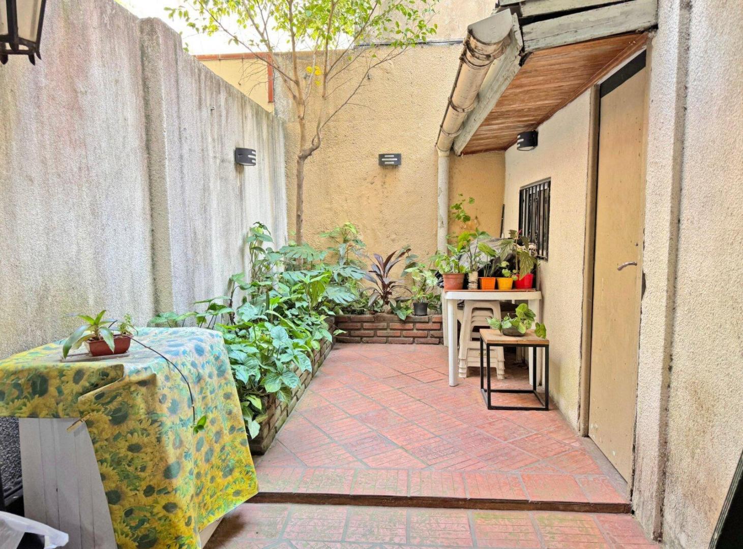Foto de VENTA PH 2 AMBIENTES CON ESTUDIO Y PATIO EN P.B - ALMAGRO, imagen 2