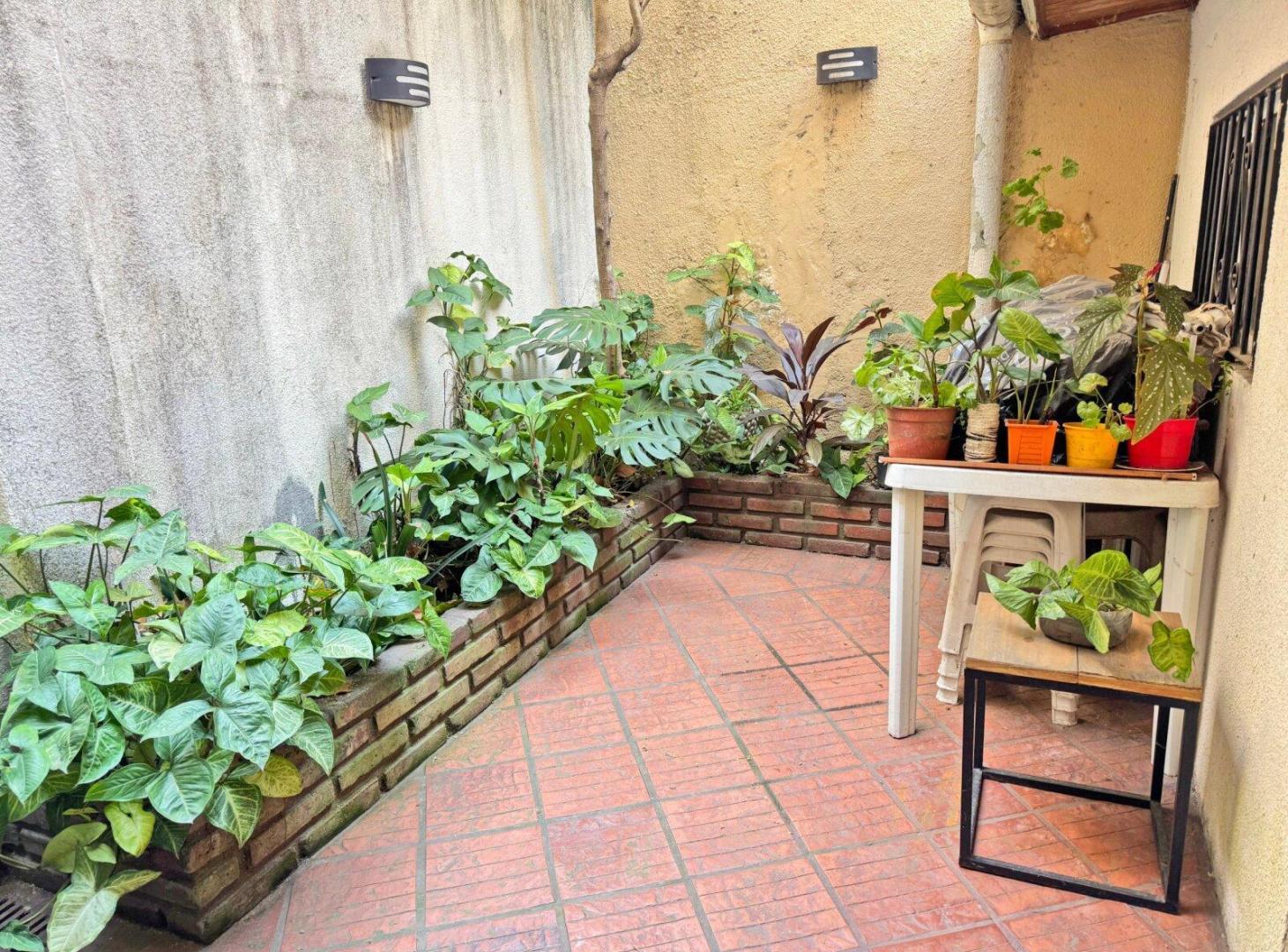 Foto de VENTA PH 2 AMBIENTES CON ESTUDIO Y PATIO EN P.B - ALMAGRO, imagen 1