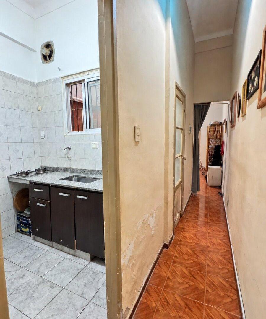Foto de VENTA PH 2 AMBIENTES CON ESTUDIO Y PATIO EN P.B - ALMAGRO, imagen 3