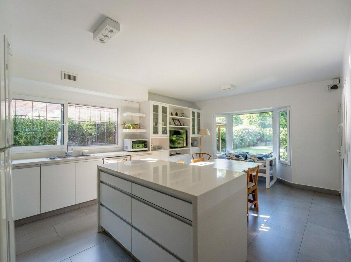 Foto de VENTA | CASA | LOMAS DE SAN ISIDRO | 5 AMB | GRAN PARQUE Y PILETA |, imagen 5