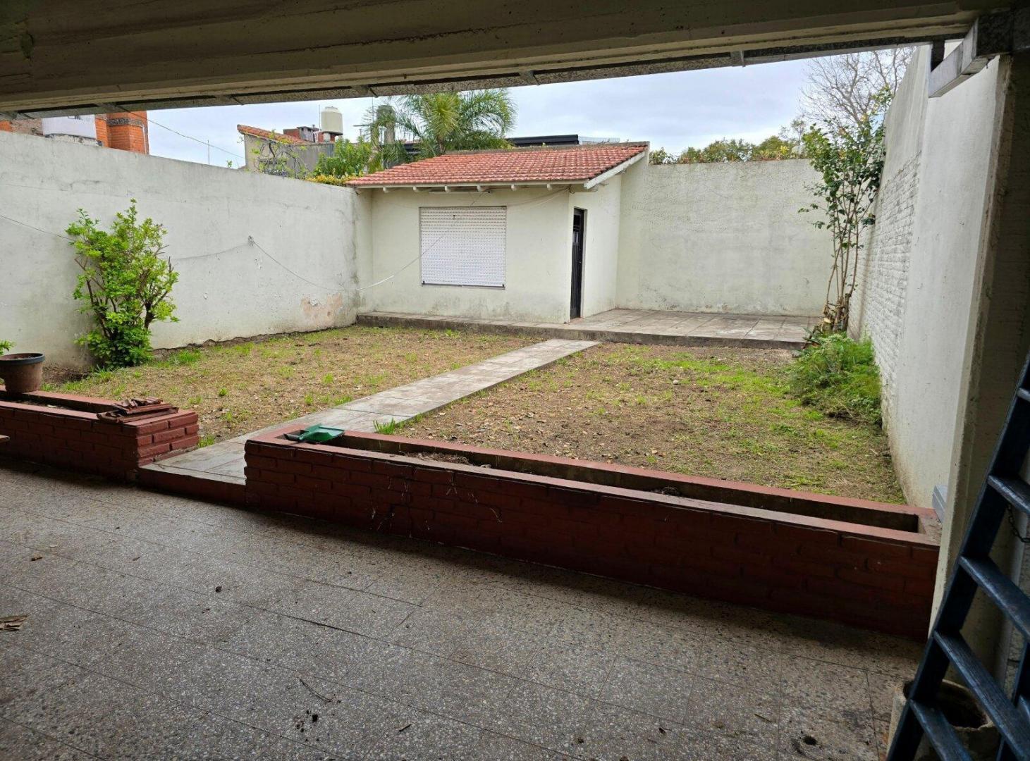 Foto de CASA MULTIFAMILIAR DE 2 PLANTAS CON JARDÍN Y COCHERA EN MUNRO, imagen 5