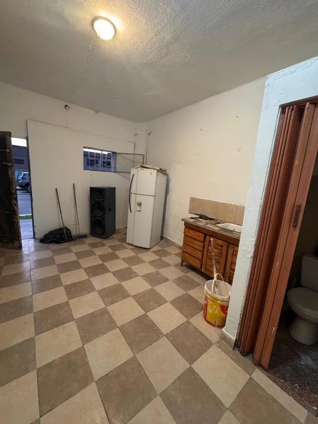 Foto de Casa con patio a refaccionar en lote propio, imagen 4