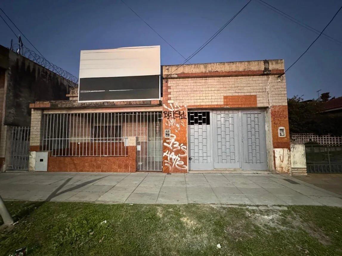Foto de Casa con patio a refaccionar en lote propio, imagen 2