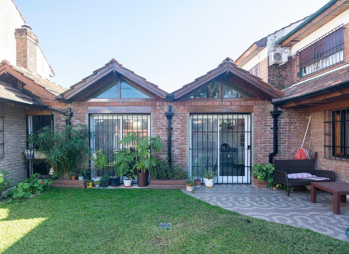 Foto de VENTA CASA 2 PLANTA JARDIN PILETA - 6 AMB - OLIVOS, imagen 3