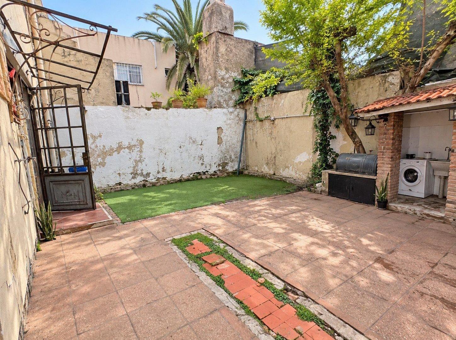 Foto de VENTA CASA 4 AMB A REFACCIONAR - COCHERA - LOTE PROPIO EN VILLA, imagen 2