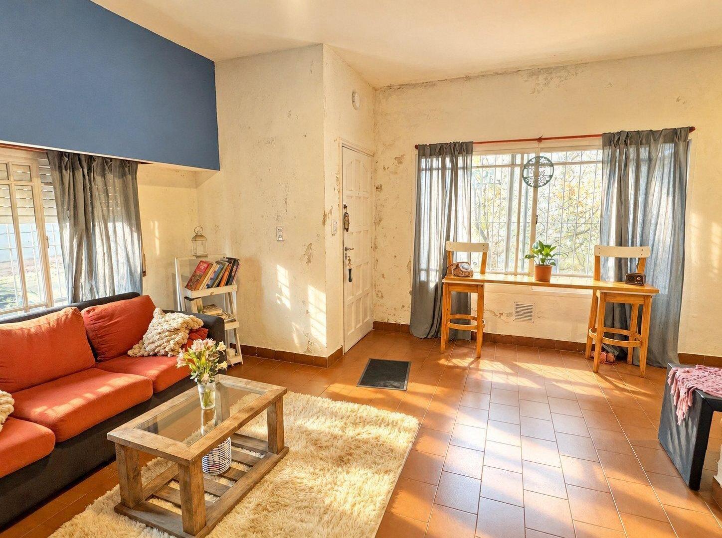 Foto de VENTA CASA 4 AMB A REFACCIONAR - COCHERA - LOTE PROPIO EN VILLA, imagen 3