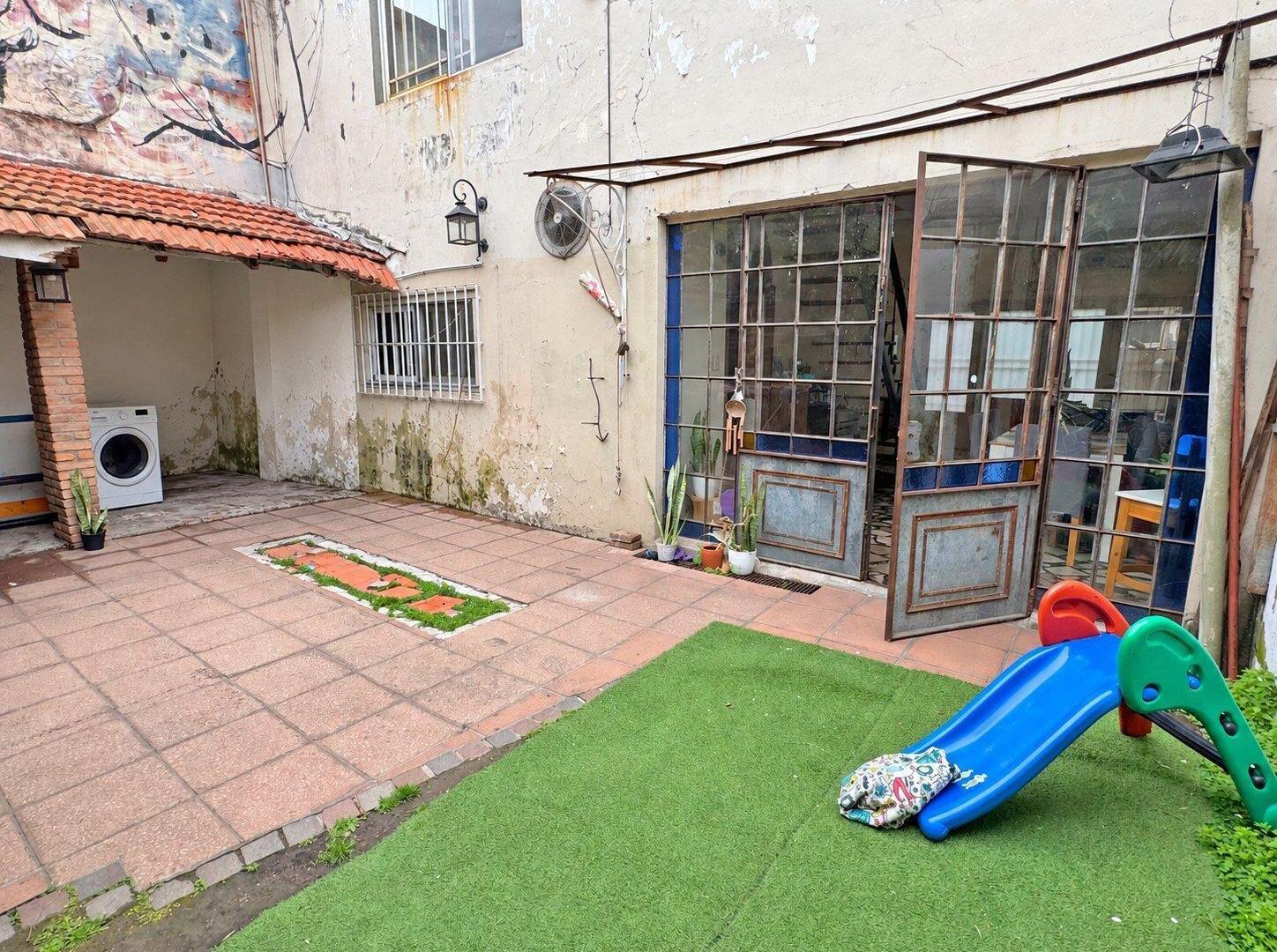 Foto de VENTA CASA 4 AMB A REFACCIONAR - COCHERA - LOTE PROPIO EN VILLA, imagen 1