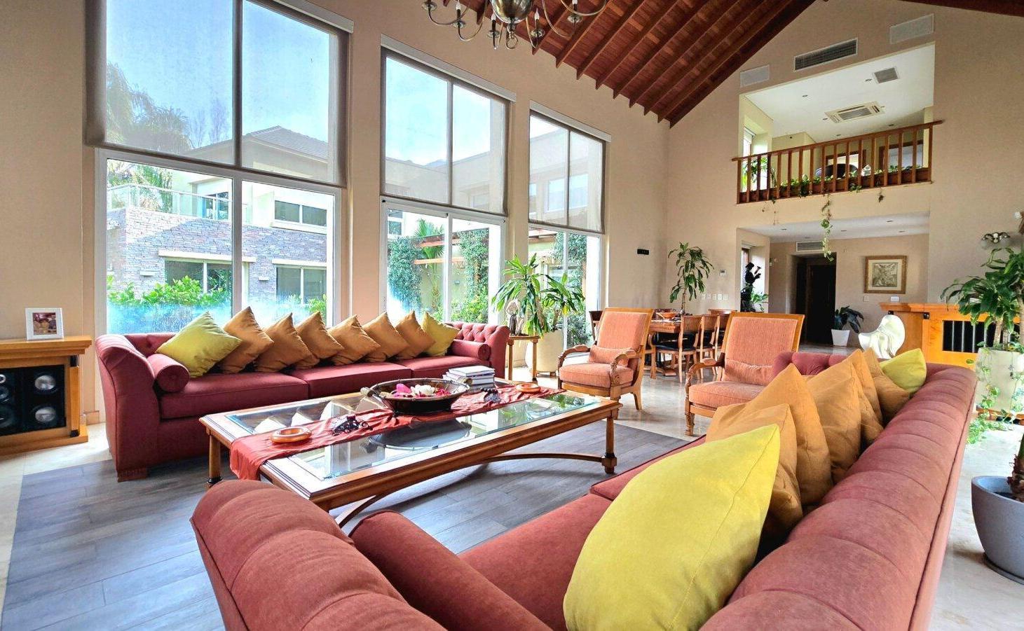 Foto de VENTA CASA 12 AMBIENTES. 6 DORMITORIOS EN SUITE CON VESTIDOR. PISCINA, imagen 4