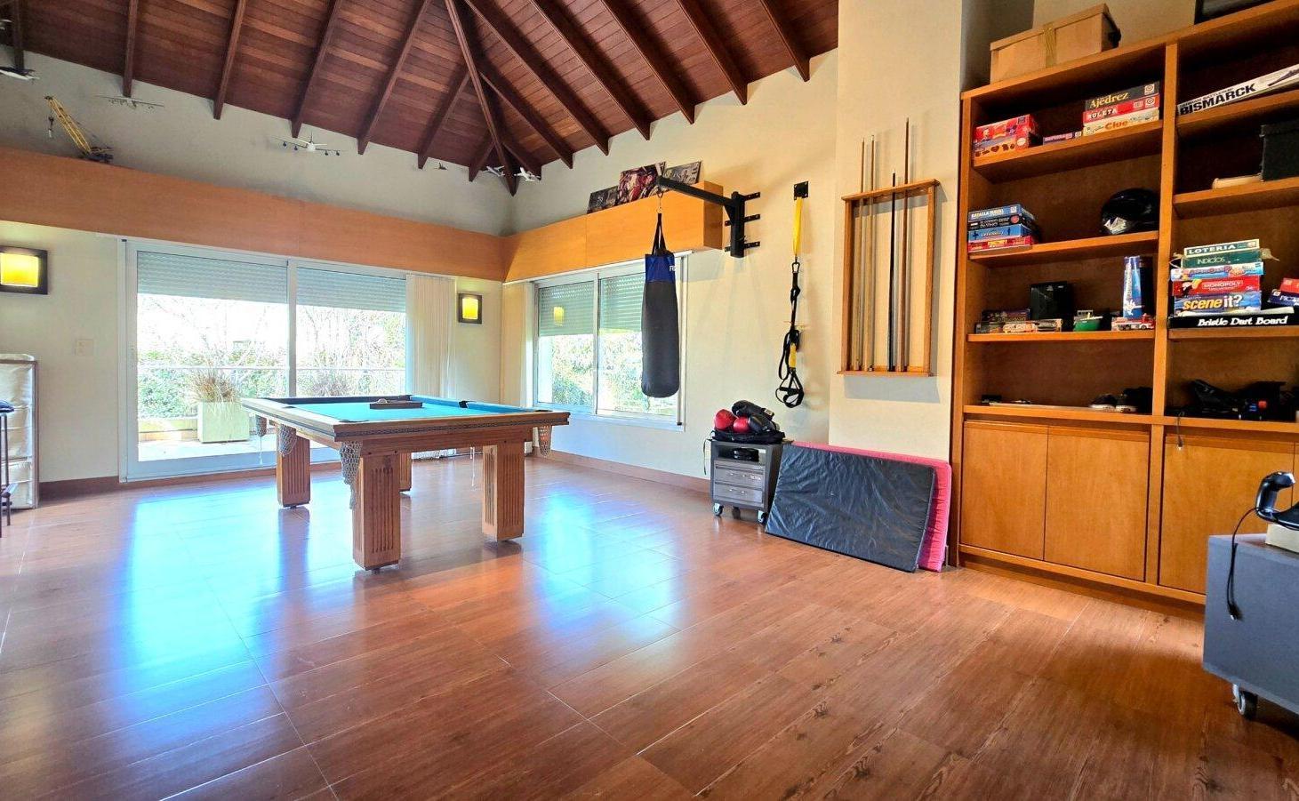 Foto de VENTA CASA 12 AMBIENTES. 6 DORMITORIOS EN SUITE CON VESTIDOR. PISCINA, imagen 2