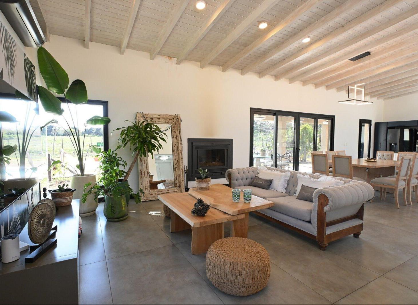 Foto de Casa a nuevo con quincho y pileta en club de polo con boxes, imagen 4