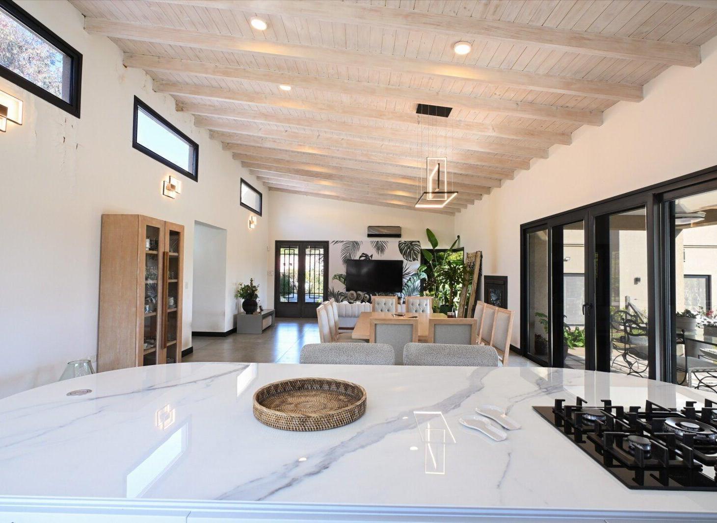 Foto de Casa a nuevo con quincho y pileta en club de polo con boxes, imagen 2