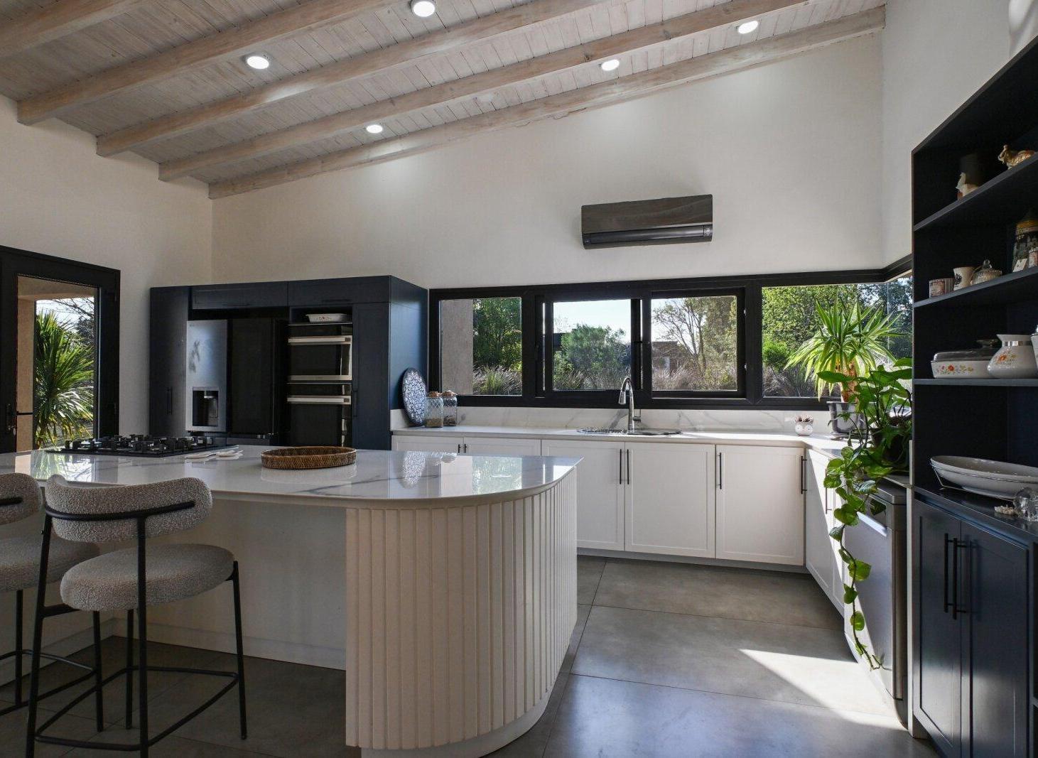 Foto de Casa a nuevo con quincho y pileta en club de polo con boxes, imagen 5
