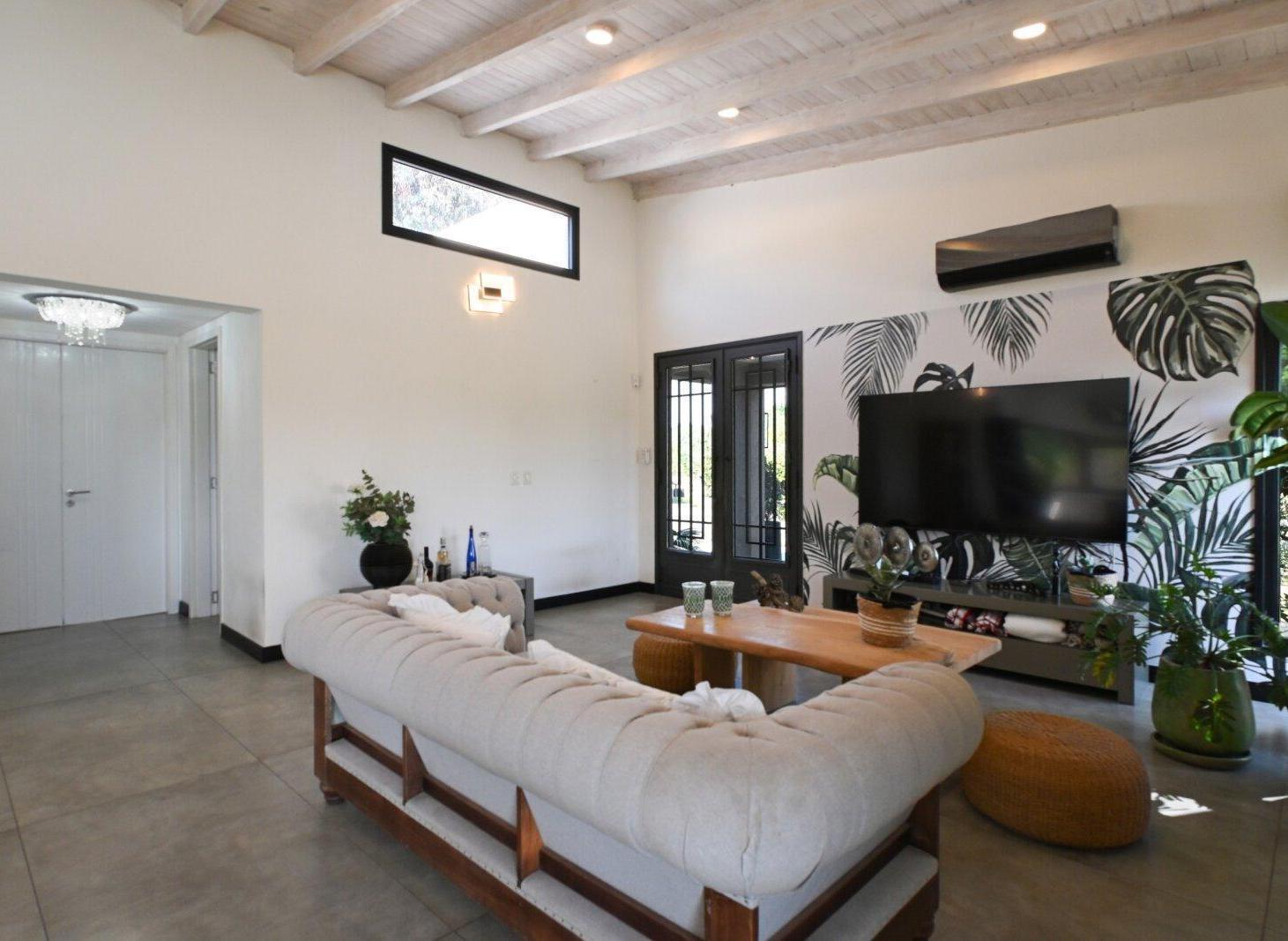 Foto de Casa a nuevo con quincho y pileta en club de polo con boxes, imagen 3