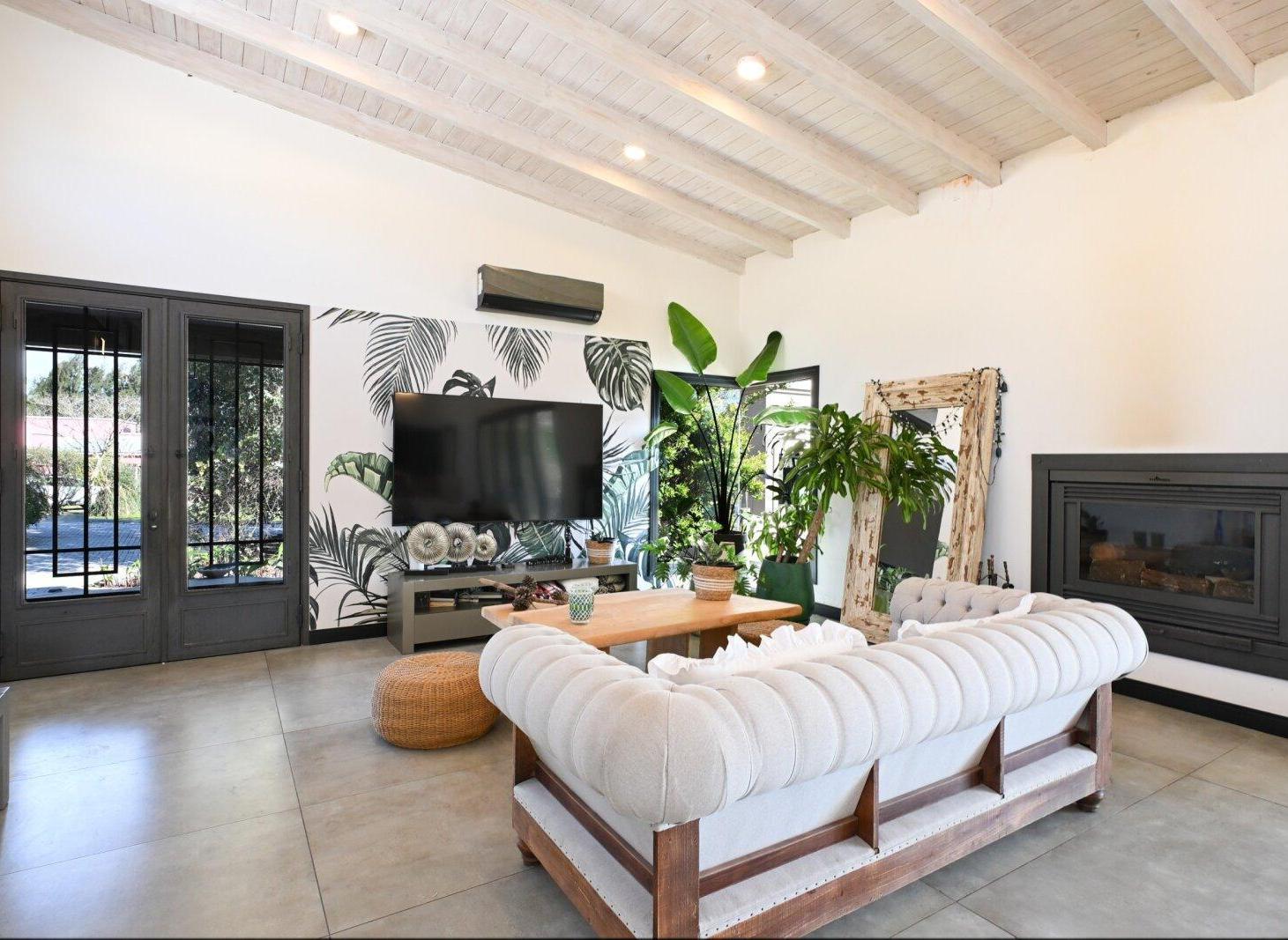 Foto de Casa a nuevo con quincho y pileta en club de polo con boxes, imagen 1