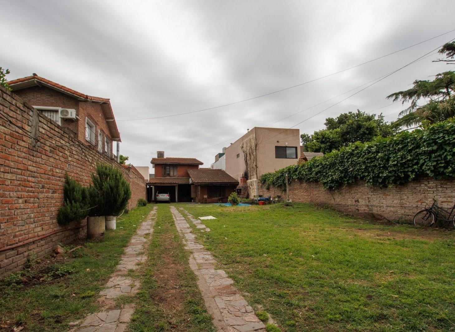 Foto de VENTA CASA 4 AMB. PILETA-JARDIN-COCHERA, imagen 1