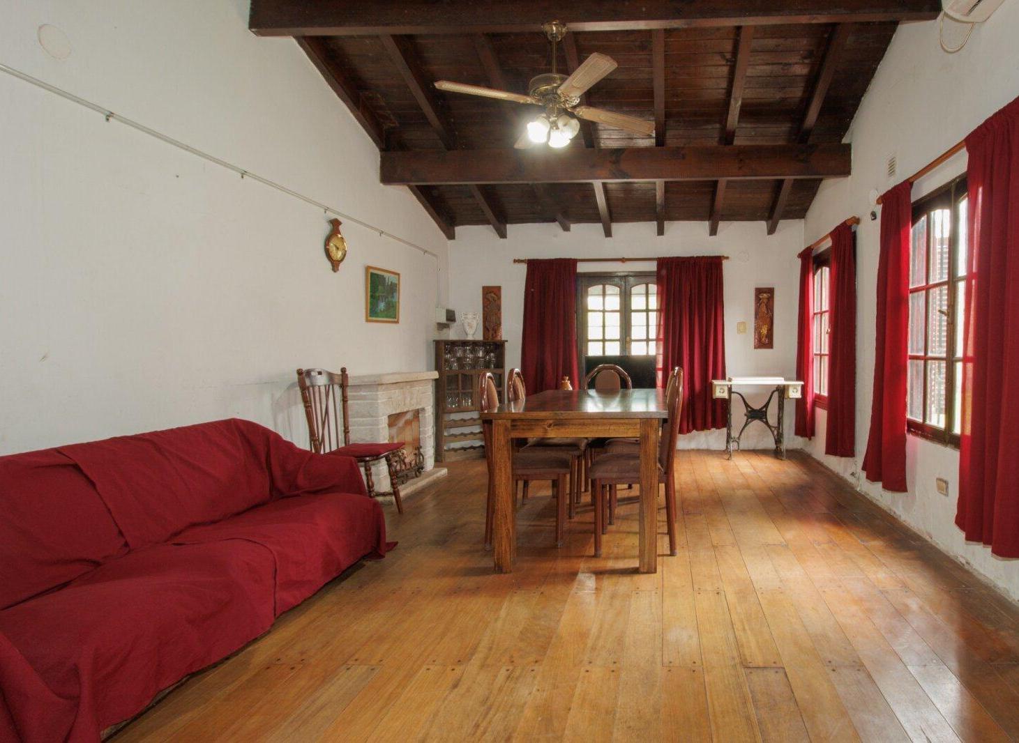 Foto de VENTA CASA 4 AMB. PILETA-JARDIN-COCHERA, imagen 3