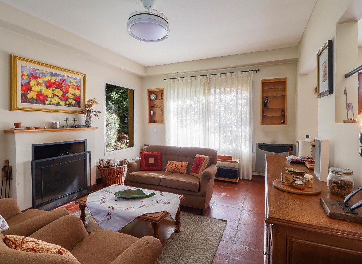 Foto de Venta Casa 5 ambientes con parrilla y pileta en el privilegiado barrio, imagen 2