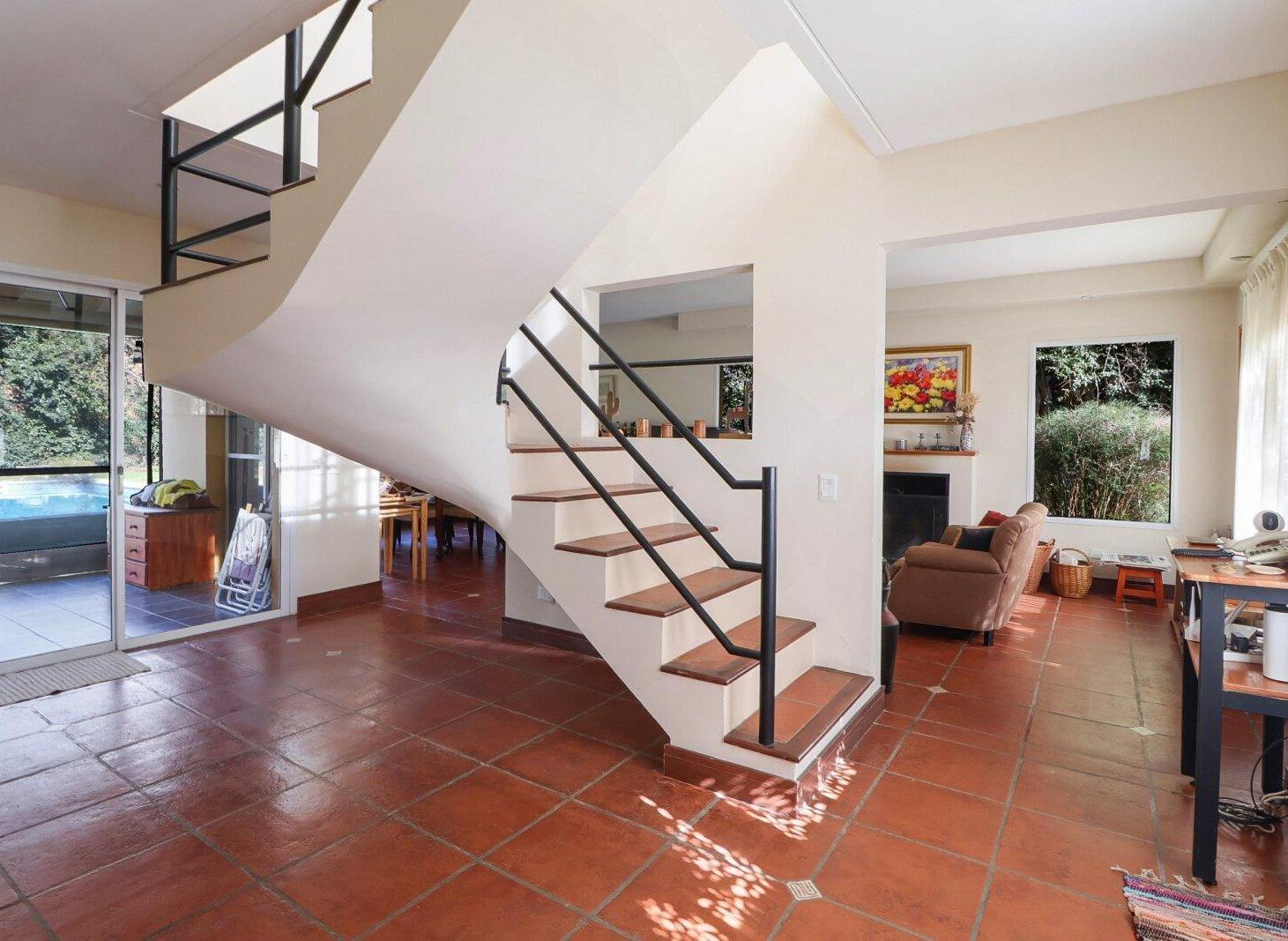 Foto de Venta Casa 5 ambientes con parrilla y pileta en el privilegiado barrio, imagen 4