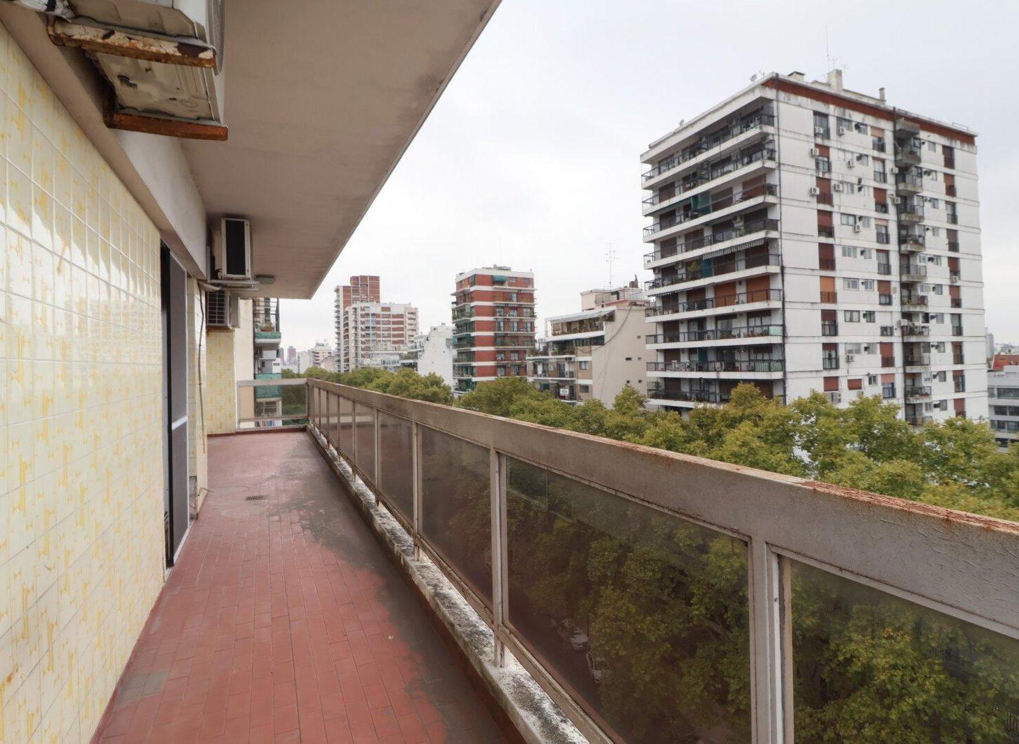 Foto de Venta Piso alto de 155 m² con gran balcón, cochera y baulera | Av. de, imagen 3