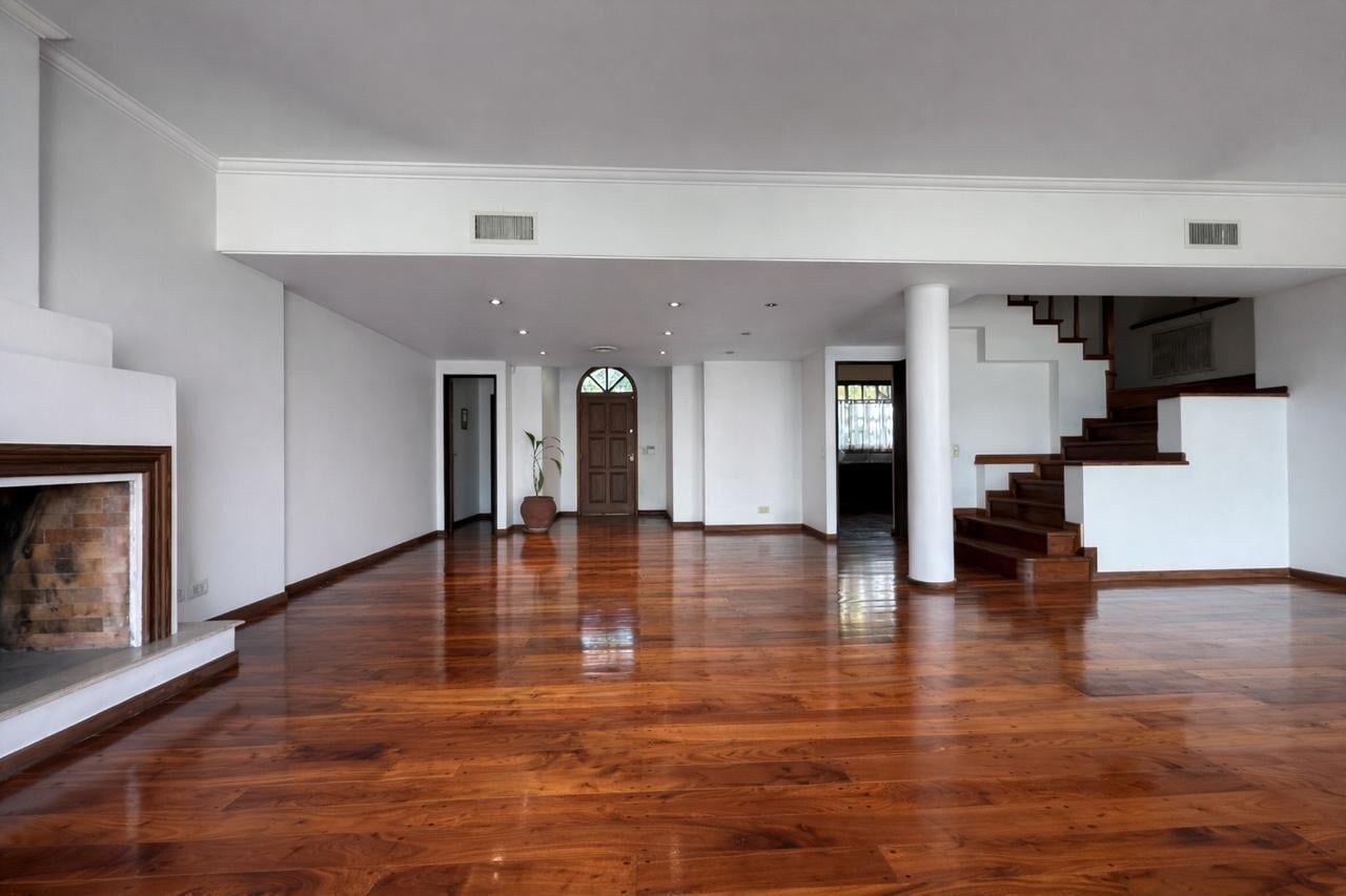 Foto de Casa de categoría 7 ambientes con jardín, playroom y cocheras | Las, imagen 3