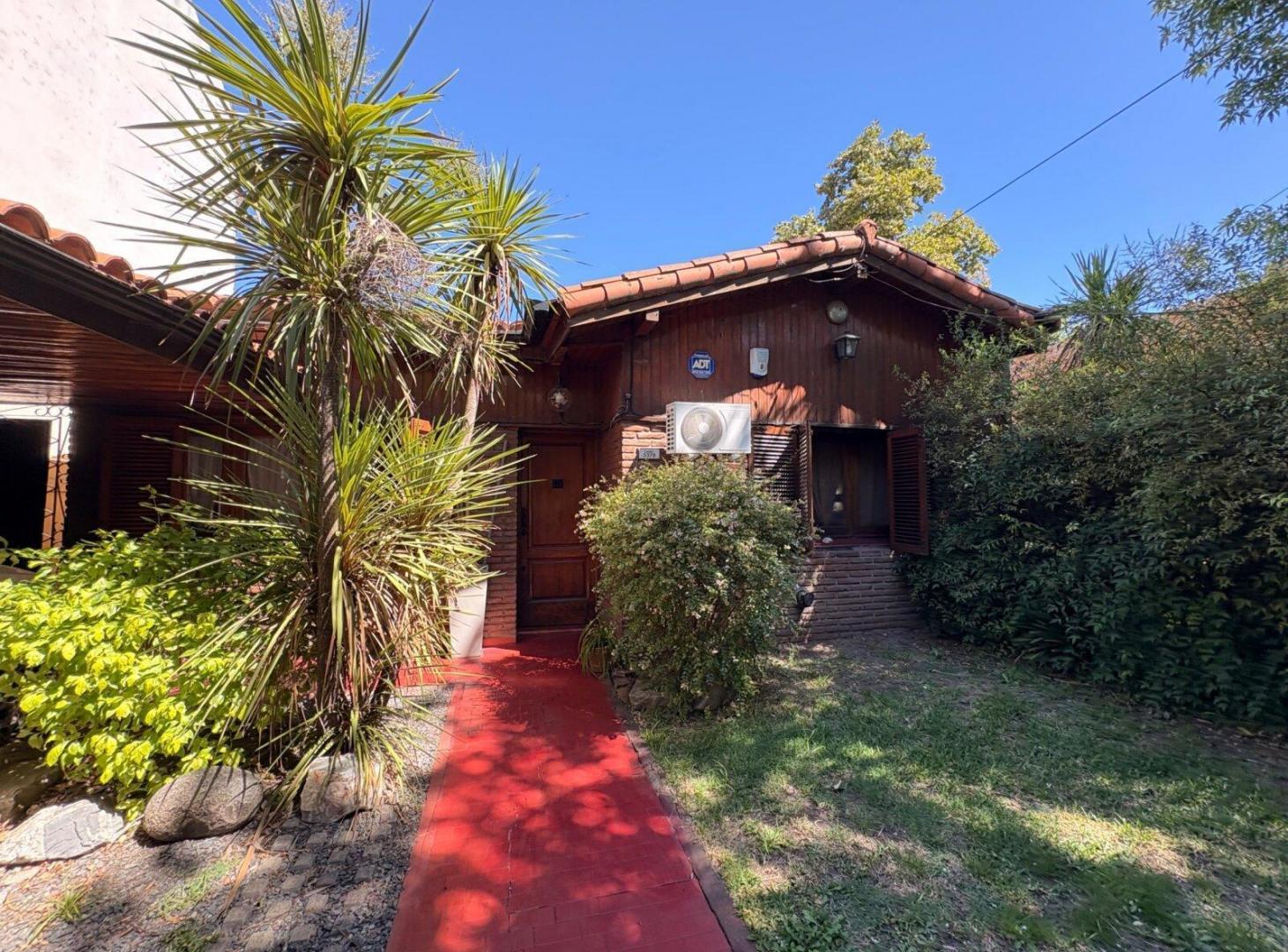 Foto de VENTA CASA CON PILETA CASTELAR NORTE, imagen 1