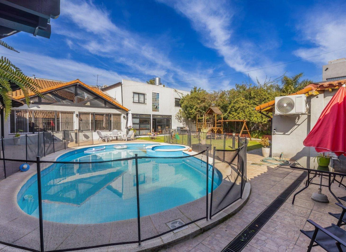 Foto de VENTA - Imponente Casa 6 amb Ramos Mejía (quincho pileta parque + 2da, imagen 1