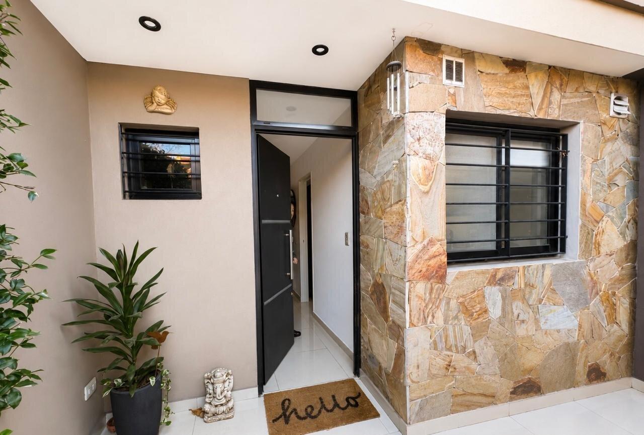 Foto de VENTA HERMOSO TRIPLEX 5 AMBIENTES 4 BAÑOS Y COCHERA OLIVOS, imagen 4