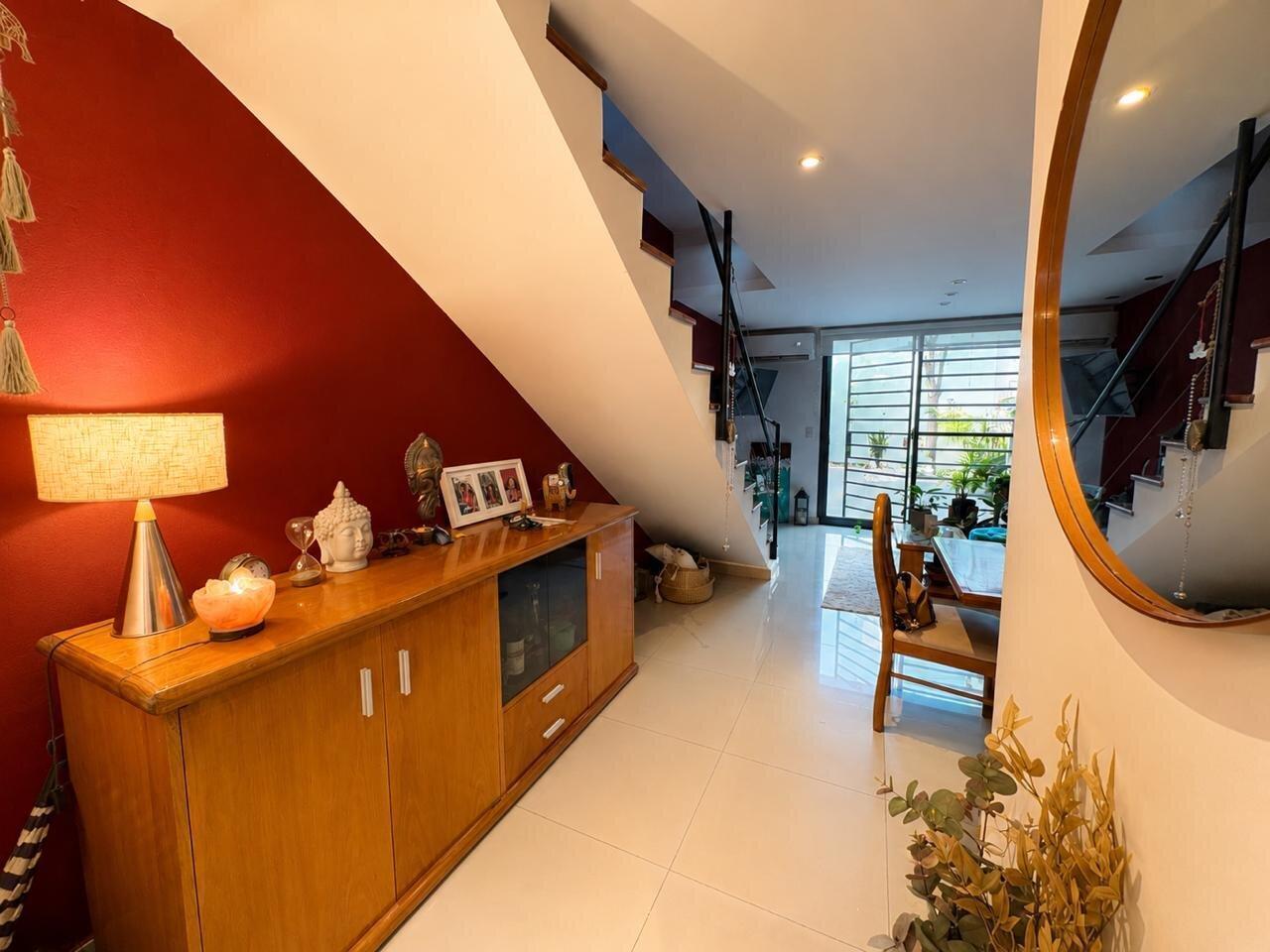 Foto de VENTA HERMOSO TRIPLEX 5 AMBIENTES 4 BAÑOS Y COCHERA OLIVOS, imagen 3