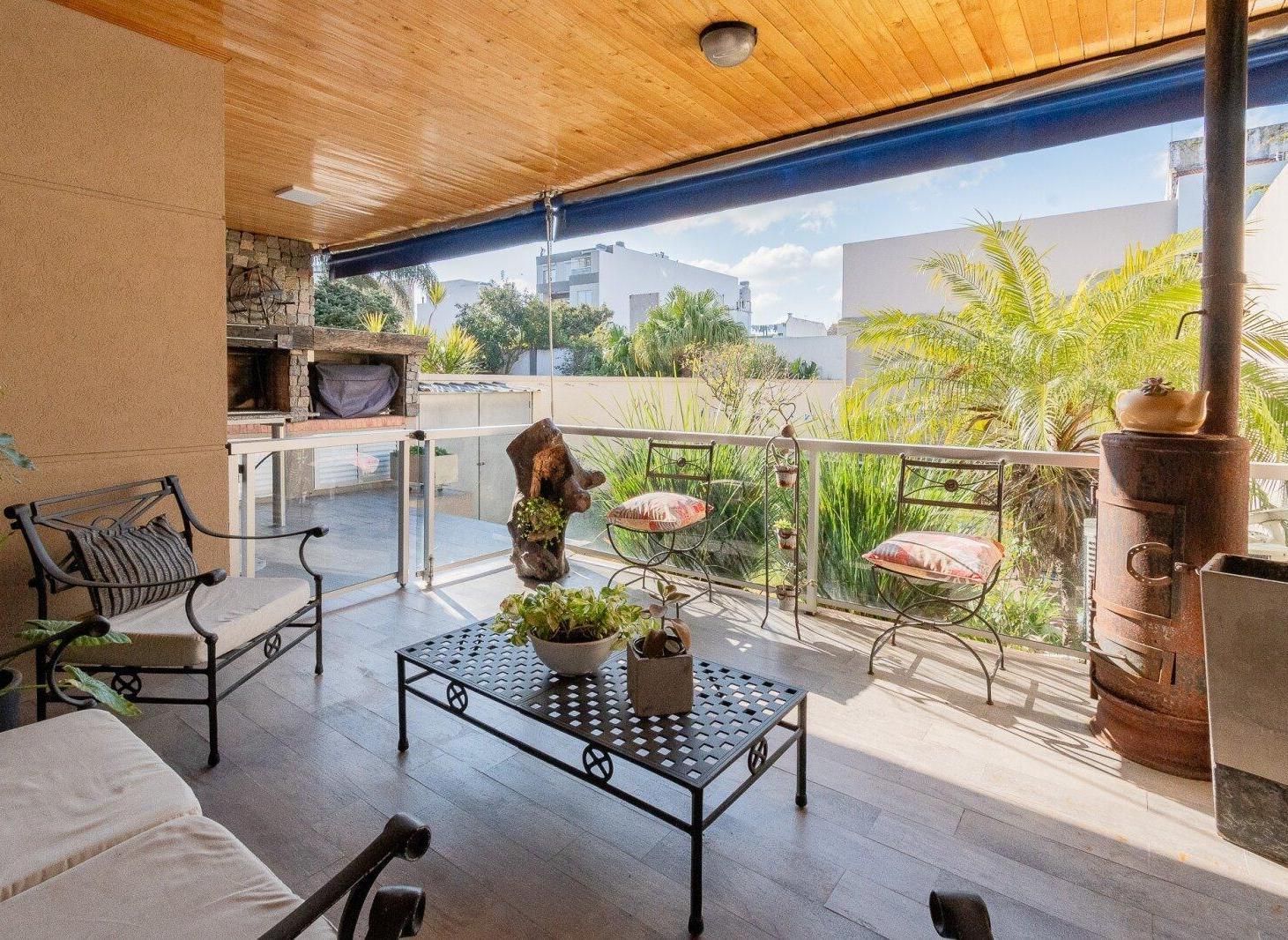 Foto de Casa en venta 5 ambientes cochera pileta barrio Naon, imagen 3