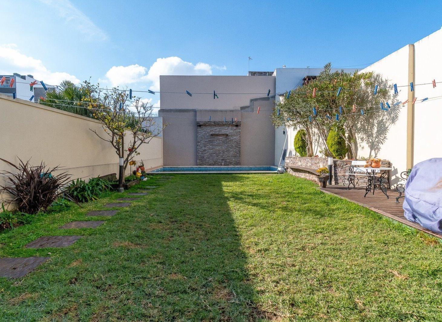 Foto de Casa en venta 5 ambientes cochera pileta barrio Naon, imagen 4