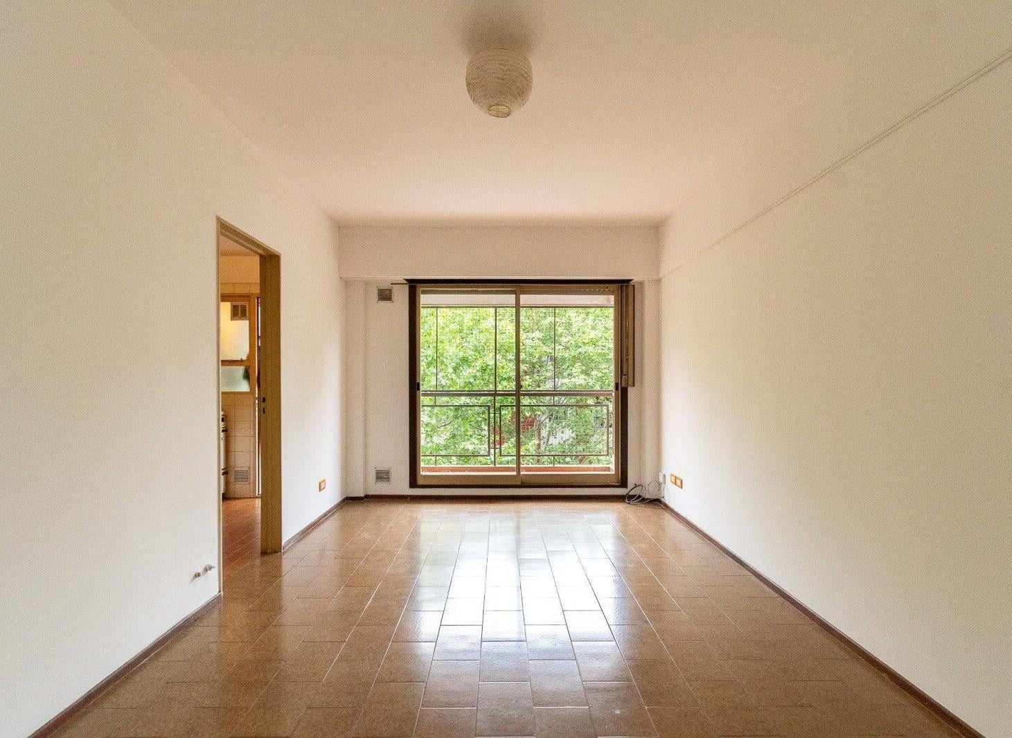 Foto de En Venta Departamento de 2 ambientes con balcón y cochera en Liniers, imagen 2