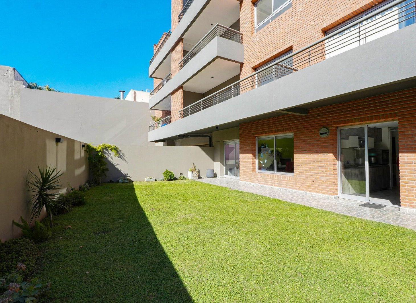 Foto de Exclusivo 3 ambientes con cochera y jardín privado de 88 m² con acceso, imagen 2