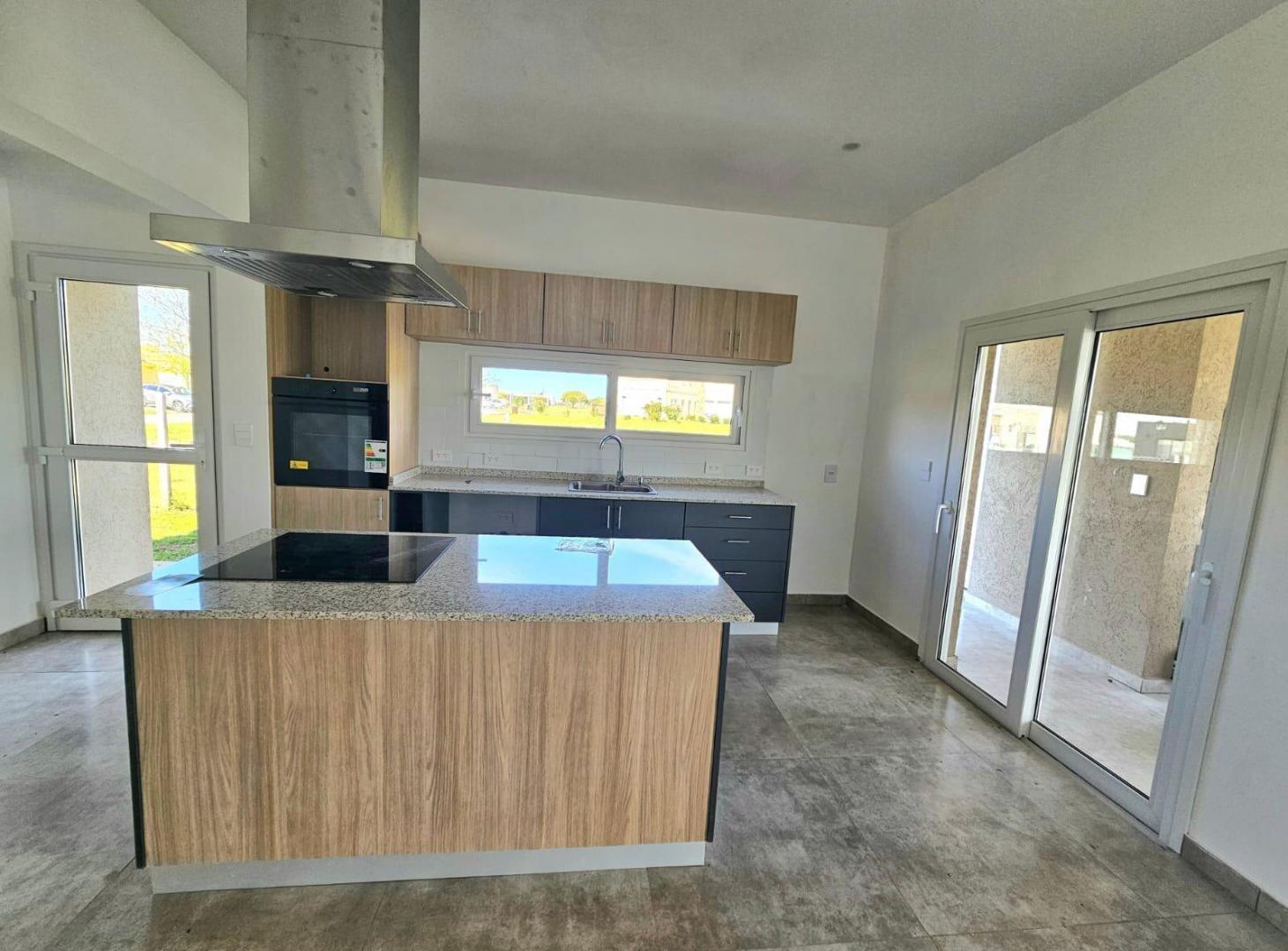 Foto de VENTA CASA 4 AMB CON JARDÍN Y PILETA EN SAN SEBASTIÁN, imagen 3