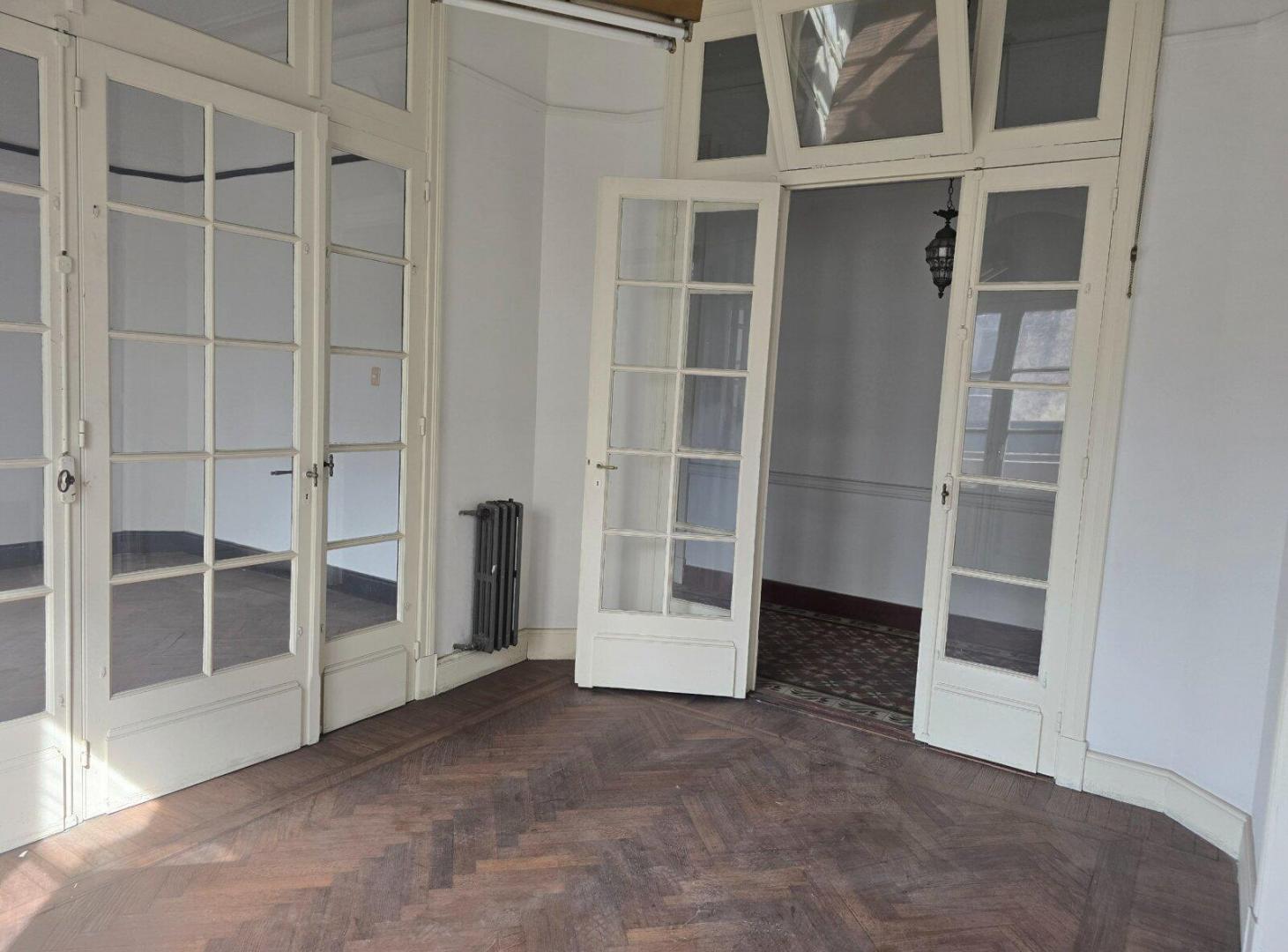 Foto de Venta depto de estilo-6amb c/ luz y balcon-ONCE, imagen 4