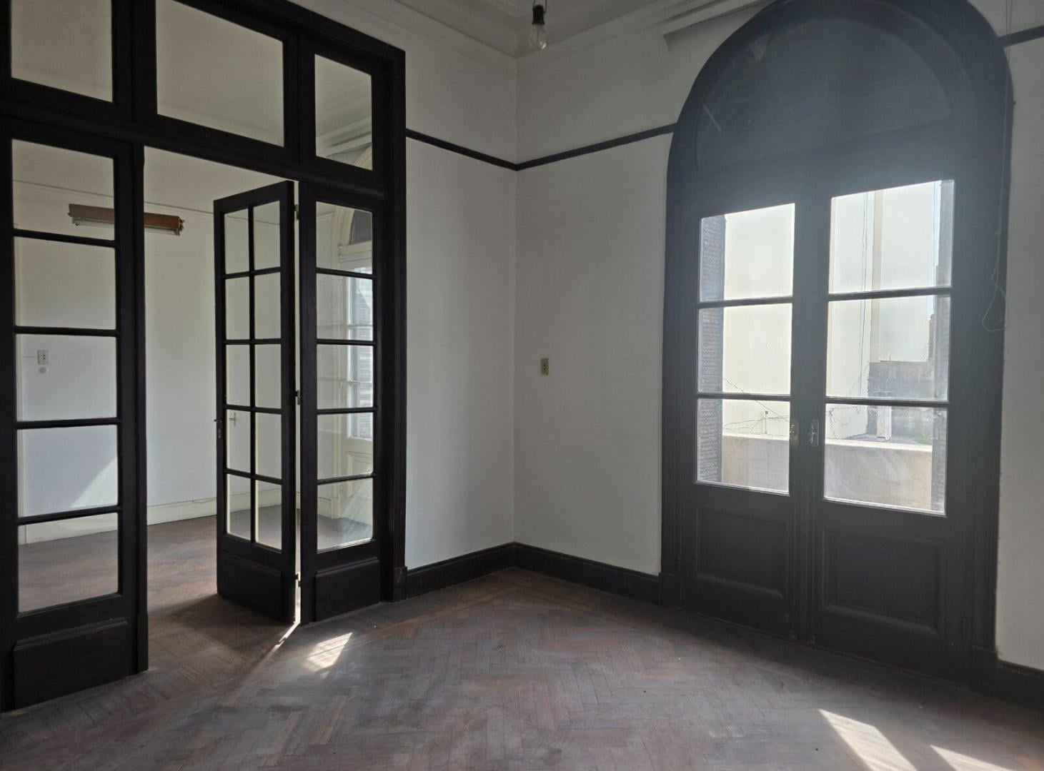 Foto de Venta depto de estilo-6amb c/ luz y balcon-ONCE, imagen 2
