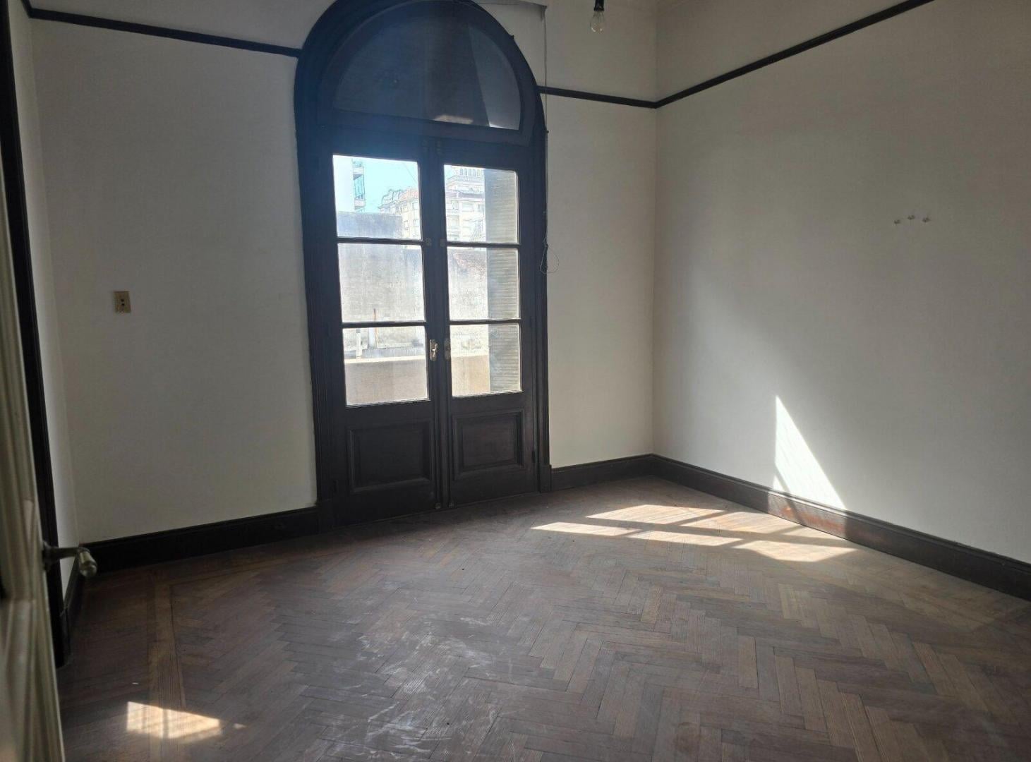 Foto de Venta depto de estilo-6amb c/ luz y balcon-ONCE, imagen 5