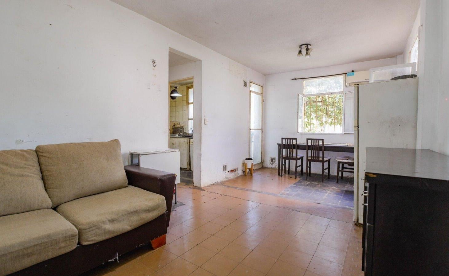 Foto de VENTA Depto. 3 ambientes C/ balcón al Frente a Refaccionar - Flores Sur, imagen 2