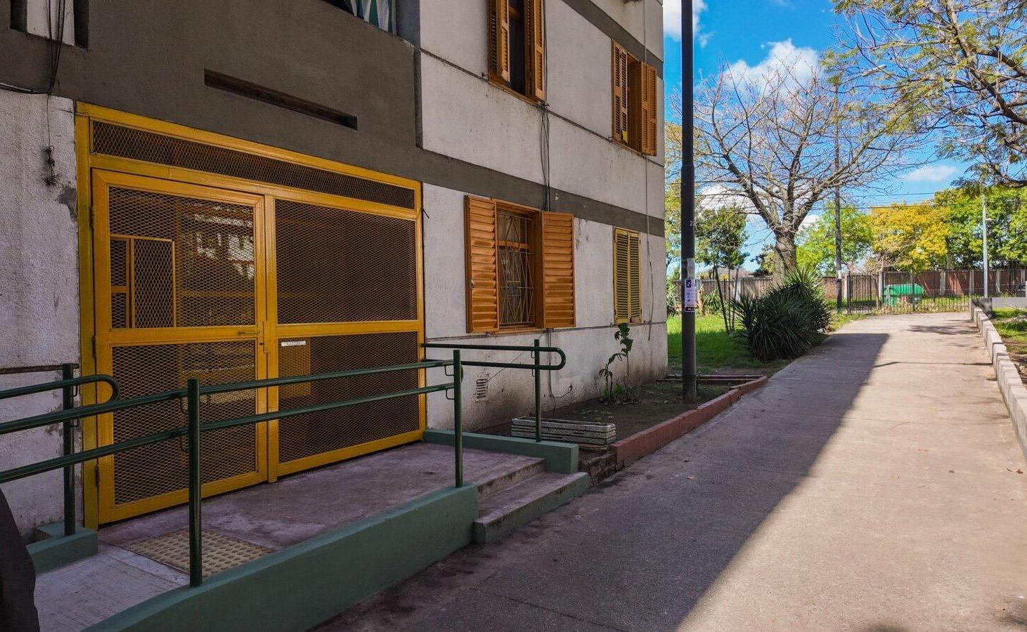 Foto de VENTA Depto. 3 ambientes C/ balcón al Frente a Refaccionar - Flores Sur, imagen 5