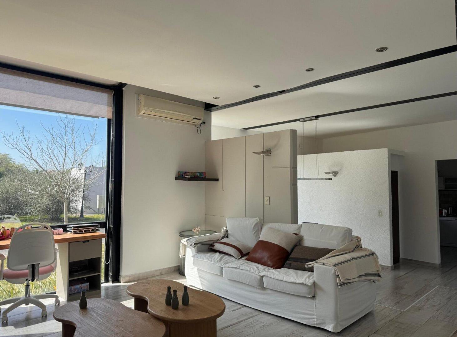 Foto de Casa 6 ambientes lote interno barrio privado Santa Catalina, imagen 2