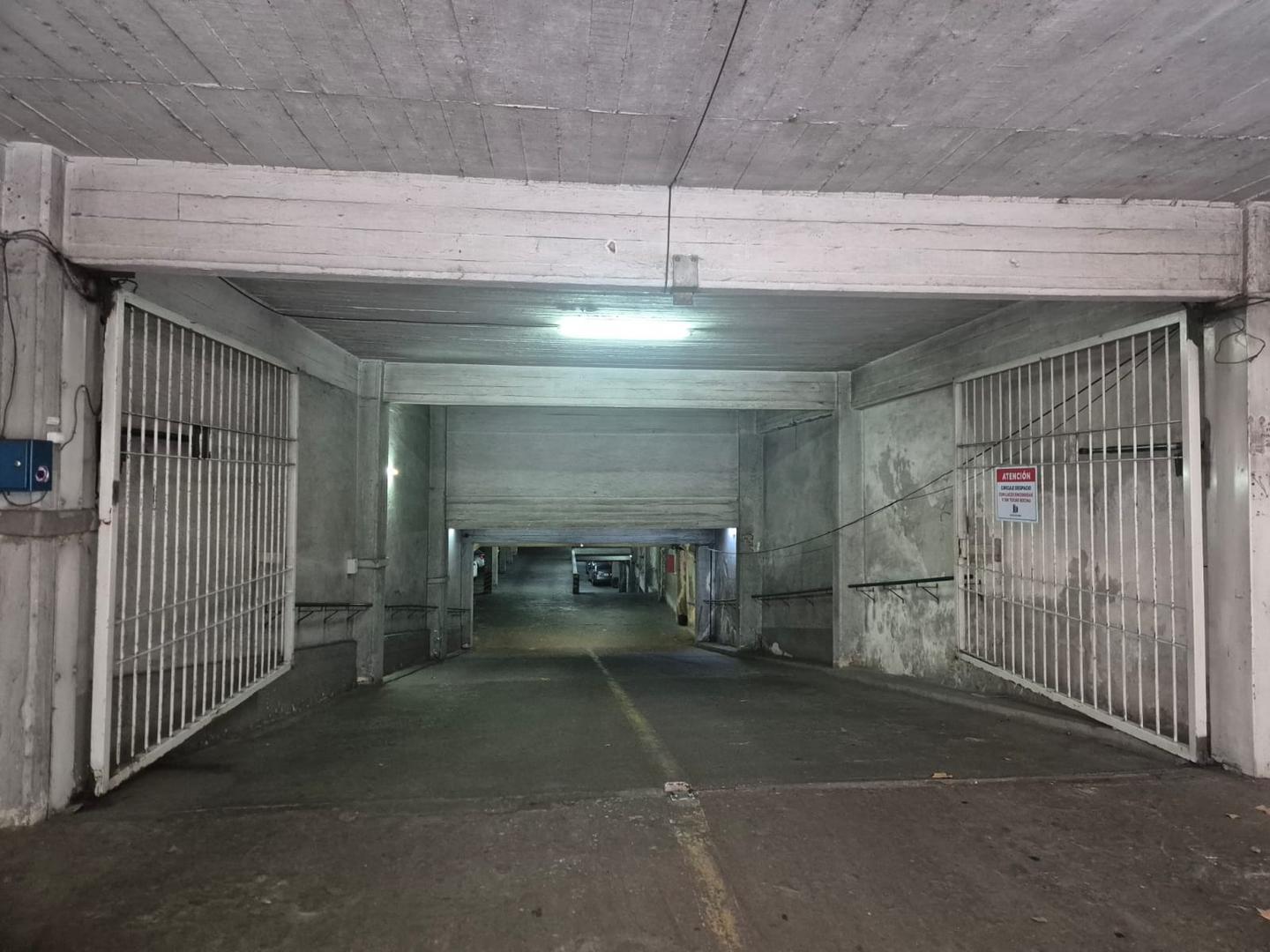 Cochera amplia en venta – Dorrego 661 | Seguridad 24 hs