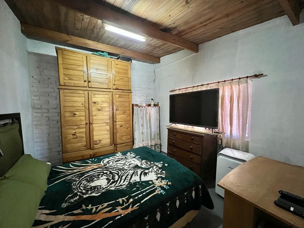 LOCALES CON VIVIENDA AL FONDO EN MUY BUENA UBICACION COMERCIAL, CASTELAR SUR