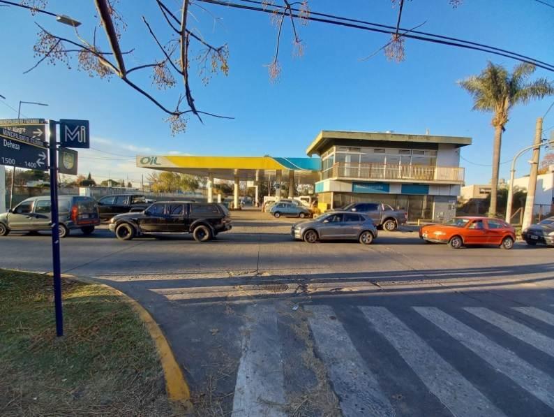 Estación de servicio Oil, con 16 surtidores, 8 en dos islas y 5 tanques